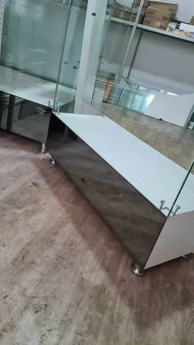 Прилавок с двумя стеклянными полочками