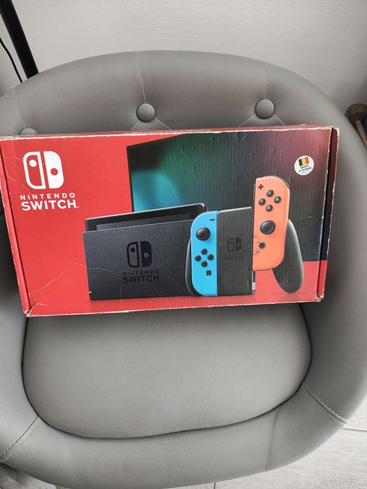 Nintendo Switch cu husa și joc
