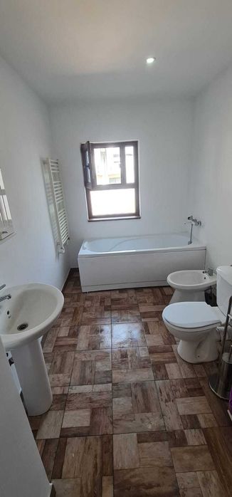 Inchiriez apart 3 cam, cu gradina + parcare, Valea Adanca, str Bazei
