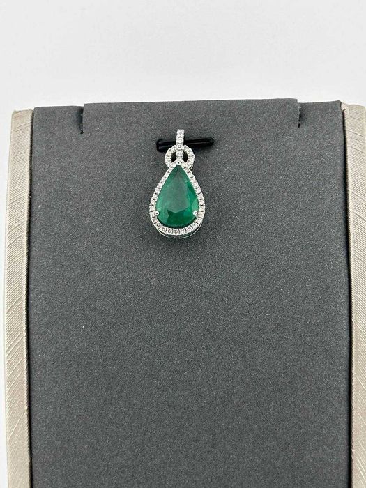 Кулон с изумрудом и бриллиантами