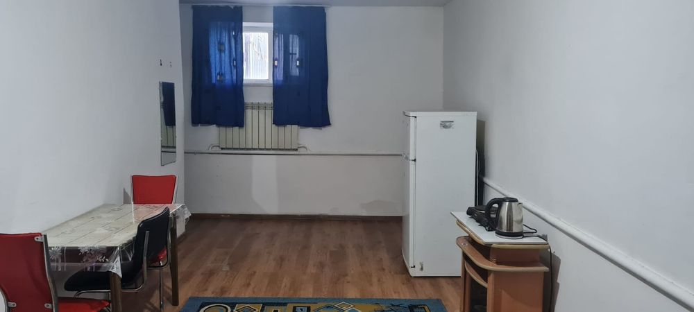 Сдам теплую комнату в цокольном этаже