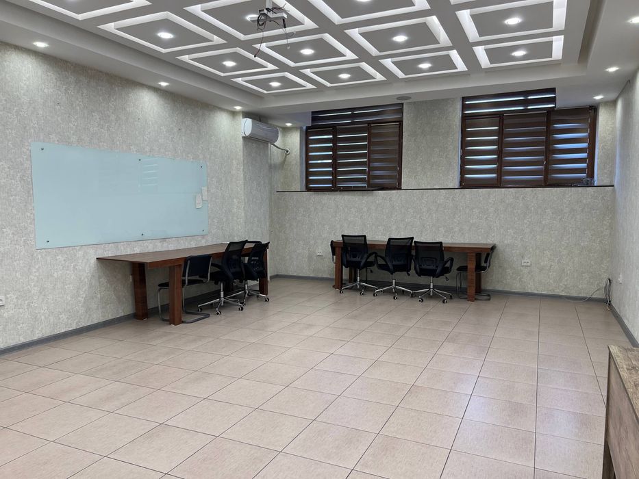 Сдаётся Офисное помещение Площадью 400 кв.м. 15 y.e. за квадрат