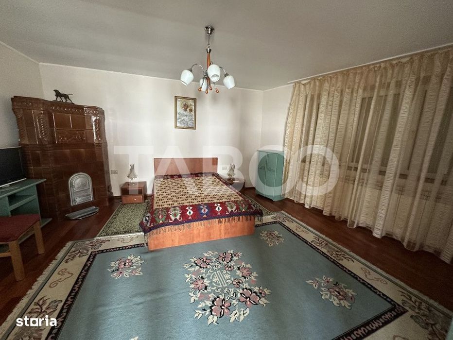 Casa familiala pentru locuit sau vacanta , spatioasa si confortabila .