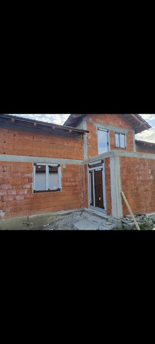 Casă la roșu + tâmplărie pvc