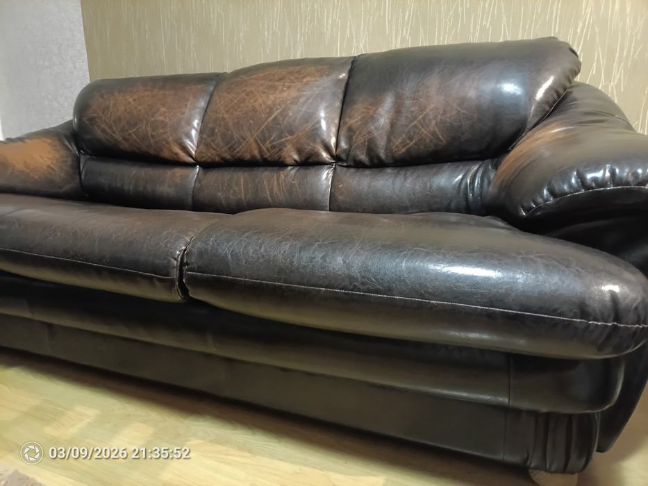 Два кожени дивана с функция спане.
Диваните са запазени, без