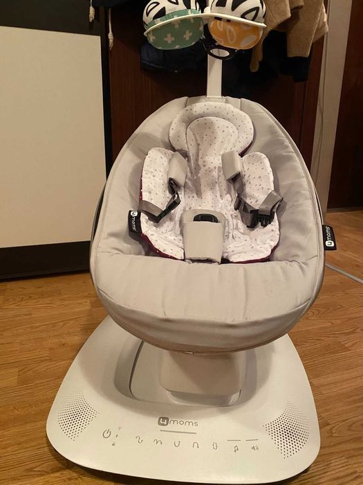 MamaRoo 5 с подложка за новородено