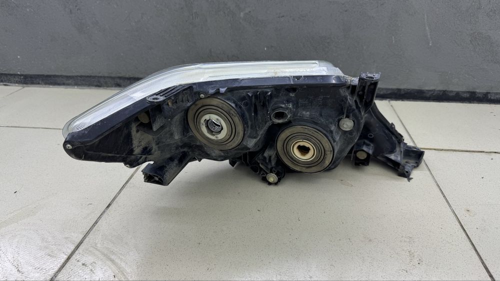 Фара Toyota Fortuner