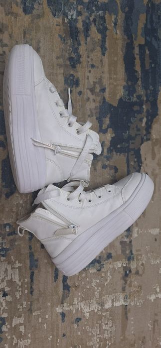 Adidași skechers fata