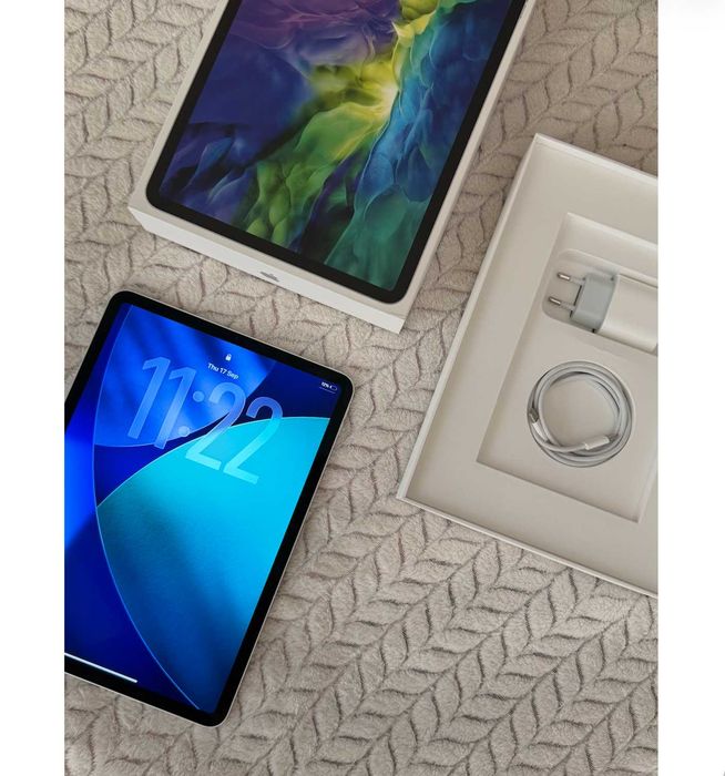 Apple iPad Pro 11” 2ND GENERATION + клавиатура, зарядно и кутия