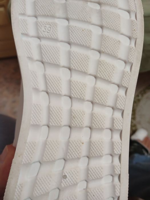 Кроссовки белые - 39 размер