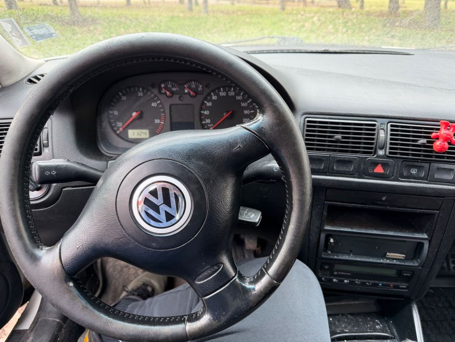 VW GOLF 4 в недобър естетически вид, но в добро състояние