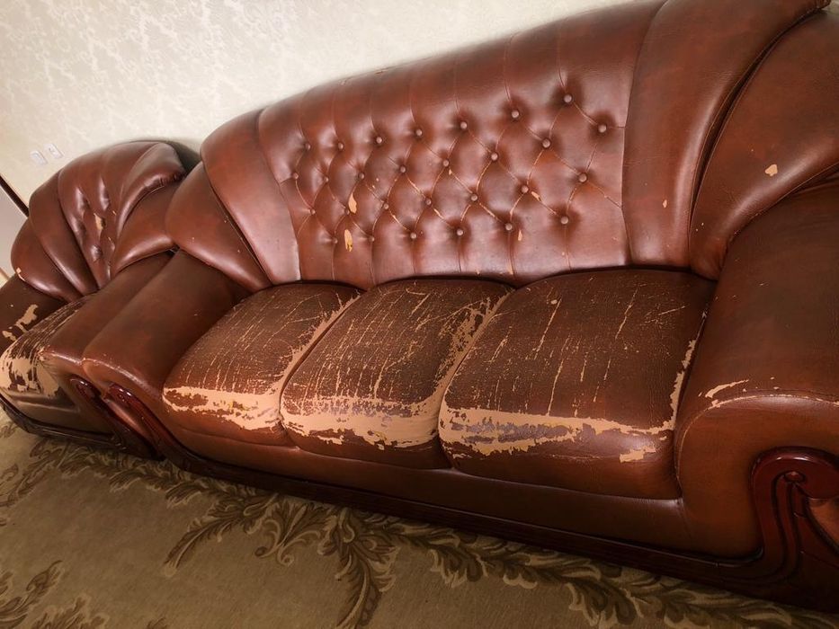 Диван гостинной состояние средний.