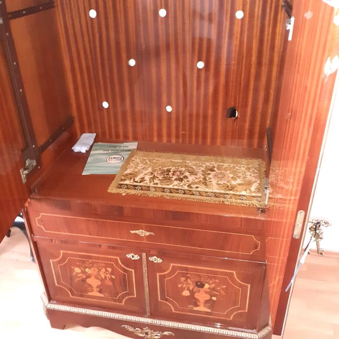 Mobilier decorat cu bronz