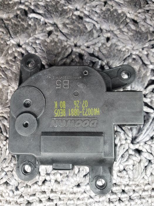 Привод заслонки отопителя салона