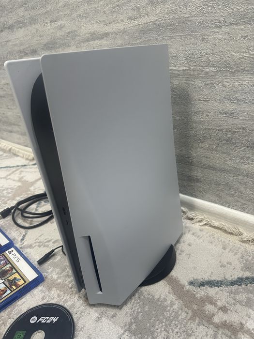 Продам PS5. Состояние нового.