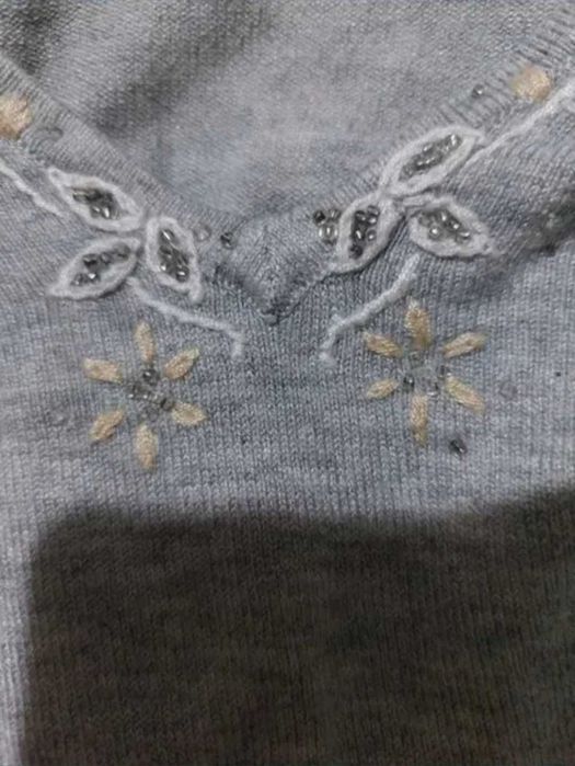 Bluza tricot subtire brodata manual cu mărgele
