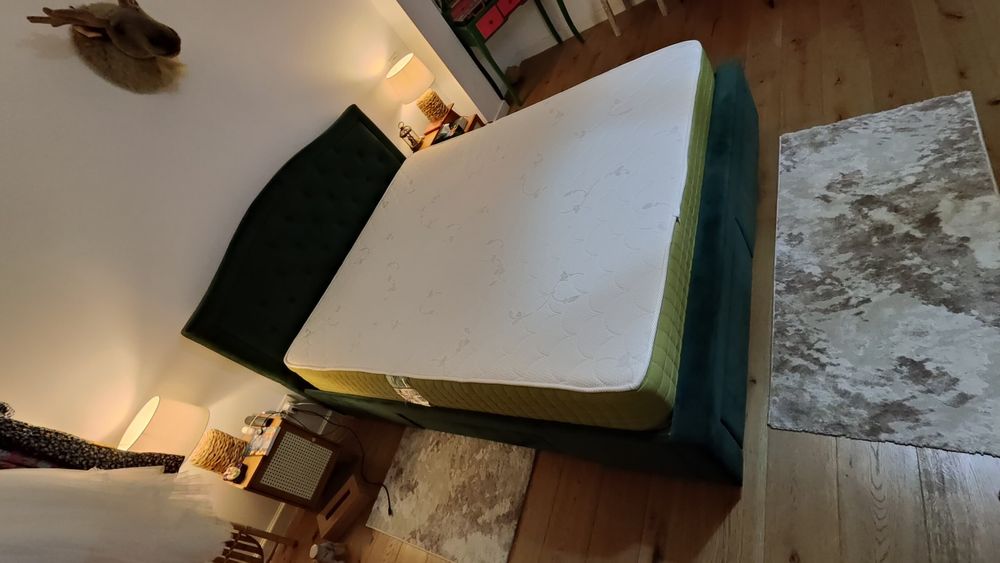 Vând pat tapițat verde smarald cu 4 sertare și SALTEA