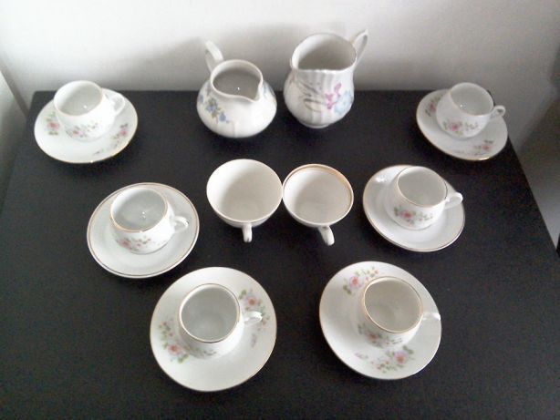 2 seturi (26 piese) de ceșcuțe mici + 2 letiere + alte 2 ceșcuțe mici