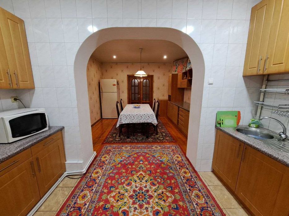 Продаётся шикарная возможность в самом центре, напротив с Mirabad Ave