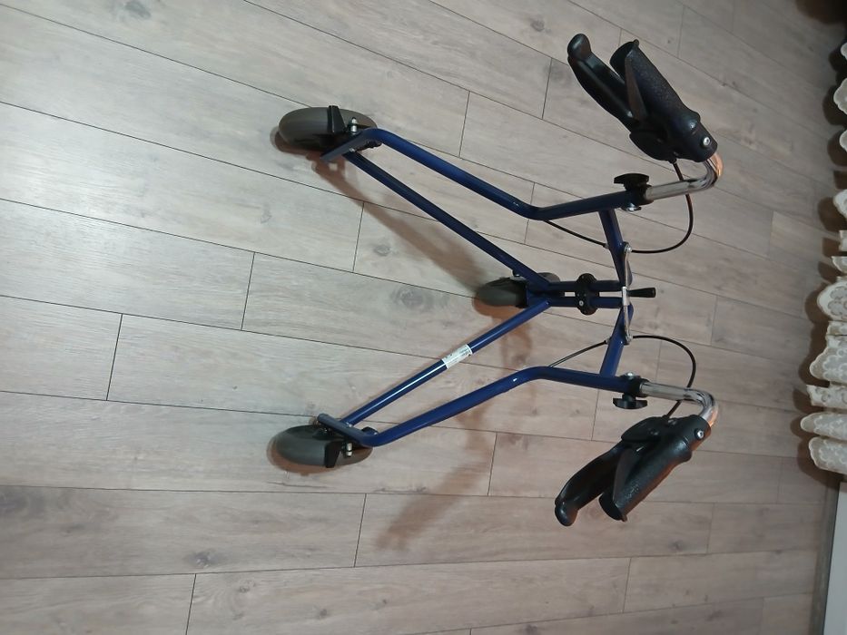 Cadru cu trei roti pentru persoane cu probleme