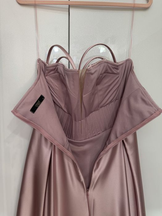 Нежна розова сатенена рокля с тънки презрамки