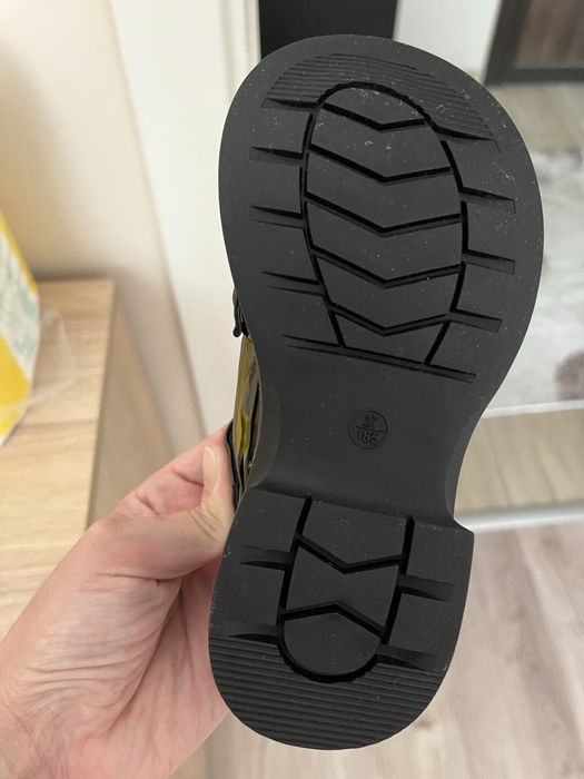 Детски обувки черни лачени