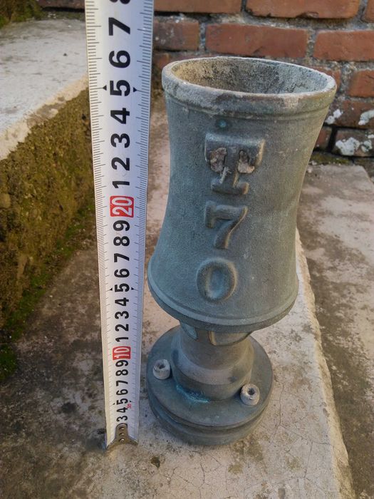 Стар бронзов пожарникарски струйник