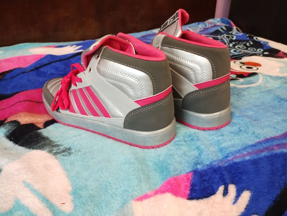 Дамски нови маратонки с етикет