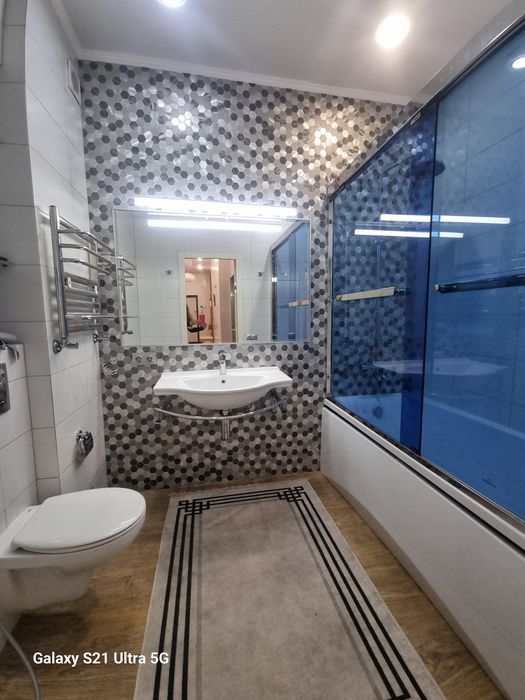 Центр Алматы 4 бөлмелі пәтер. Посуточно.