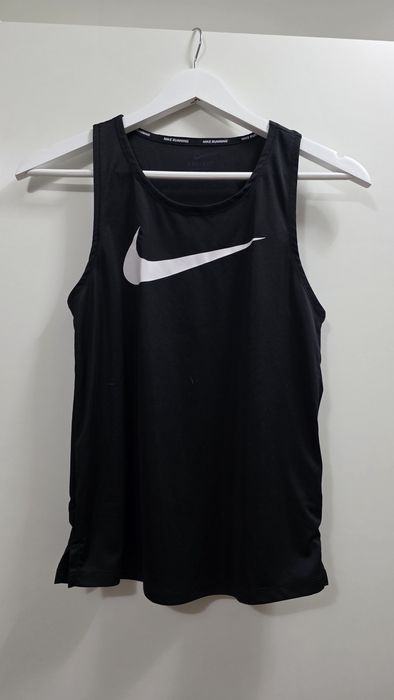 Спортни бюстиета и потници Nike