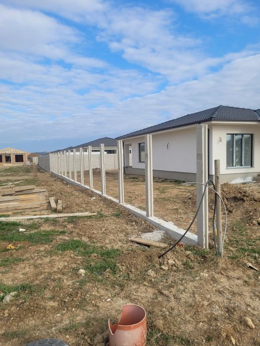 Împrejmuiri terenuri cu placi de gard, stâlpi, prefabricate din beton
