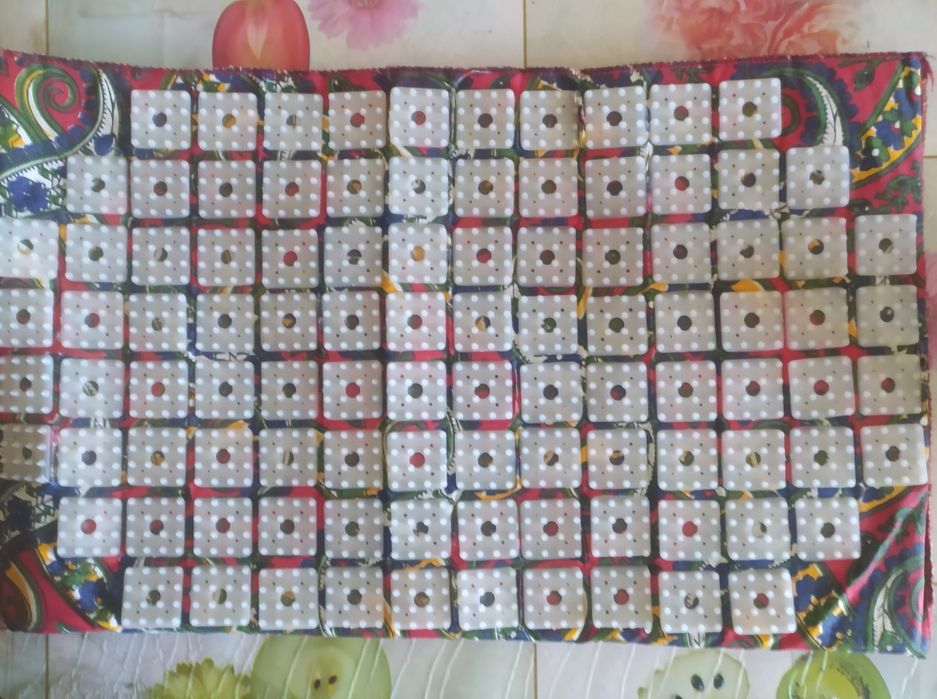 Массажёр (СССР) и массажный коврик.