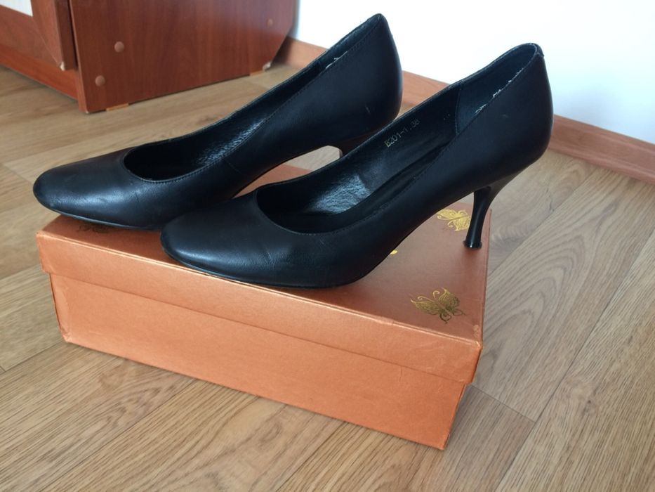 Продам женские туфли черные