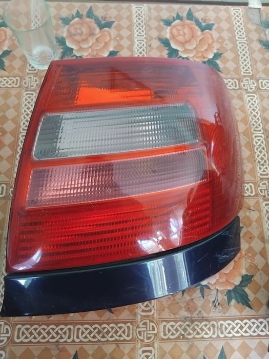 Faruri și triple spate audi a4 an 1998