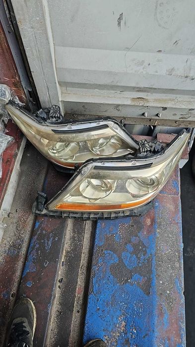 Передний фары на Honda Elysion