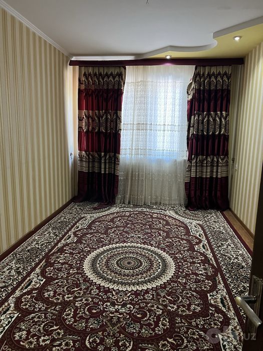 Chilonzor tumani 10-kvartal jahon tillari unveri ro’parasida qizlarga