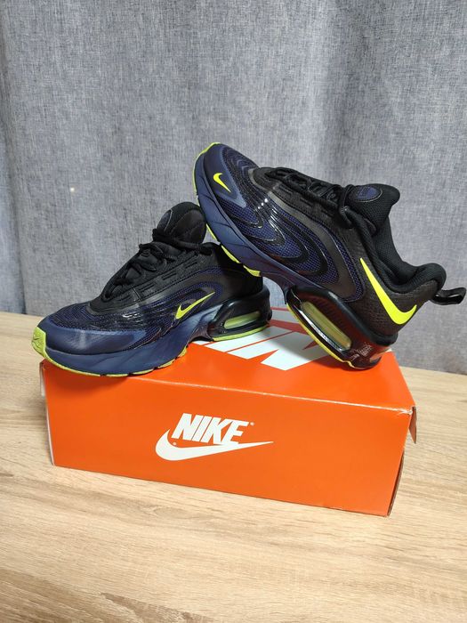 Оригинални маратонки NIKE, номер 39, носени са няколко пъти, нямат никакви забележки.!