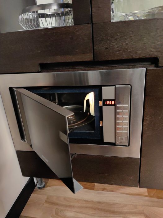 Висок шкаф с витрина и микровълнова