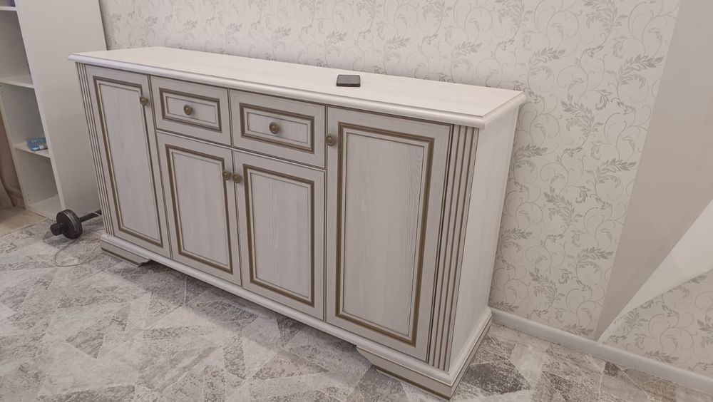 Комод хороший вместительный, добротный.