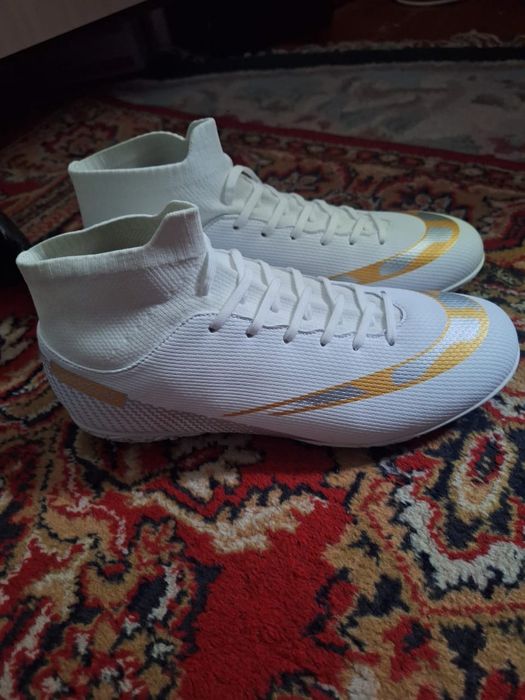 Футбольные бутсы без шипов