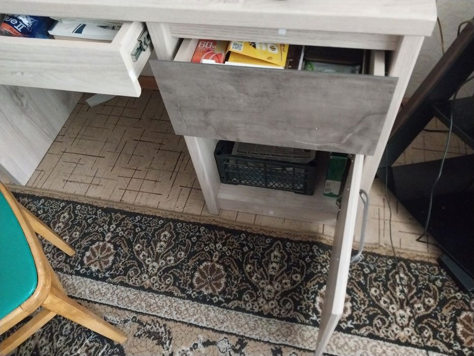 Письменный стол.