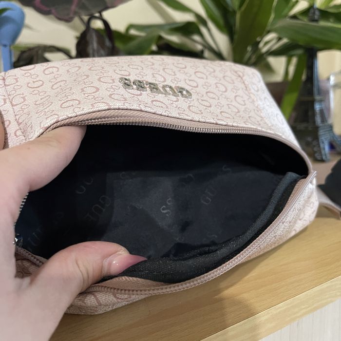 Дамска кожена чанта Guess