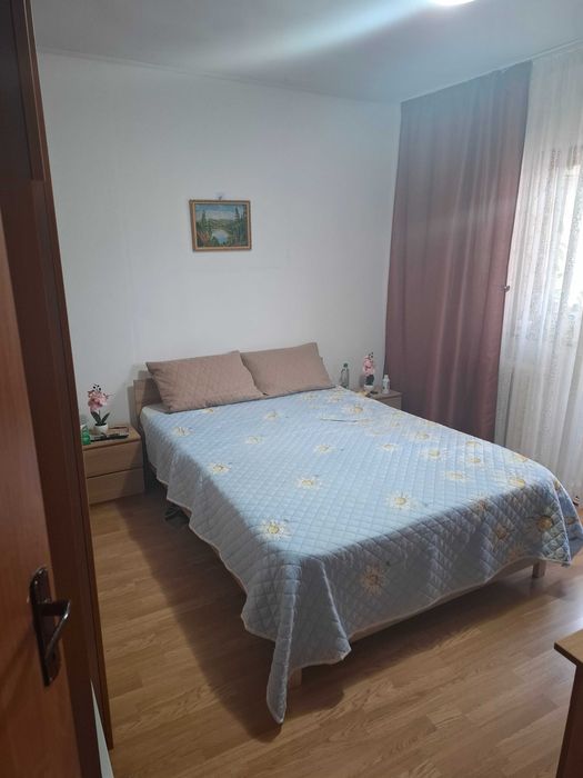APARTAMENT 2 CAMERE DE VÂNZARE – 49 MP  – ETAJ 3  Se vinde apartament cu 2 camere, decomandat, confort 1, cu suprafața de 49 mp, situat la etajul 3.