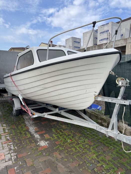 Barca cabinata, motor tohatsu 15 cp efi si peridoc
