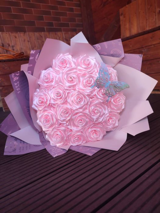 Buchete de trandafiri din satin handmade – Cadoul care rămâne