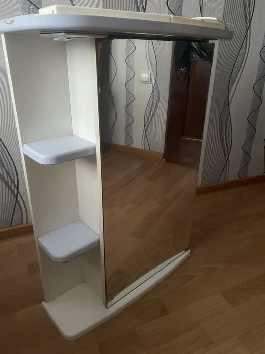 Шкаф-зеркало в хорошем состоянии