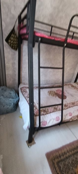 Продам двухъярусную кровать металлическая прочная