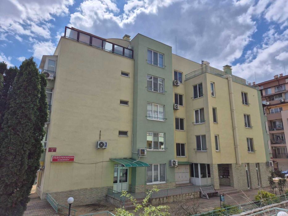 Продавам тристаен апартамент ТОП локация