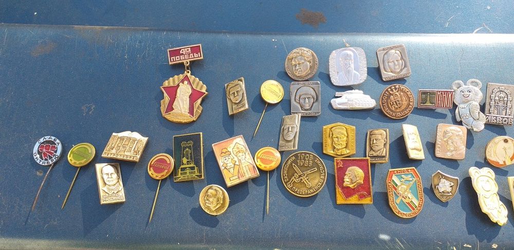 Юбилейни значки от соца в перфектно състояние