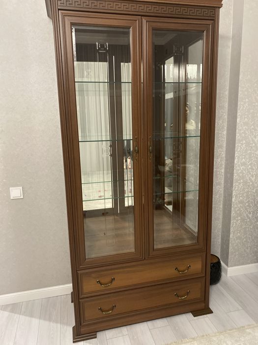 Продам сервант витрину
